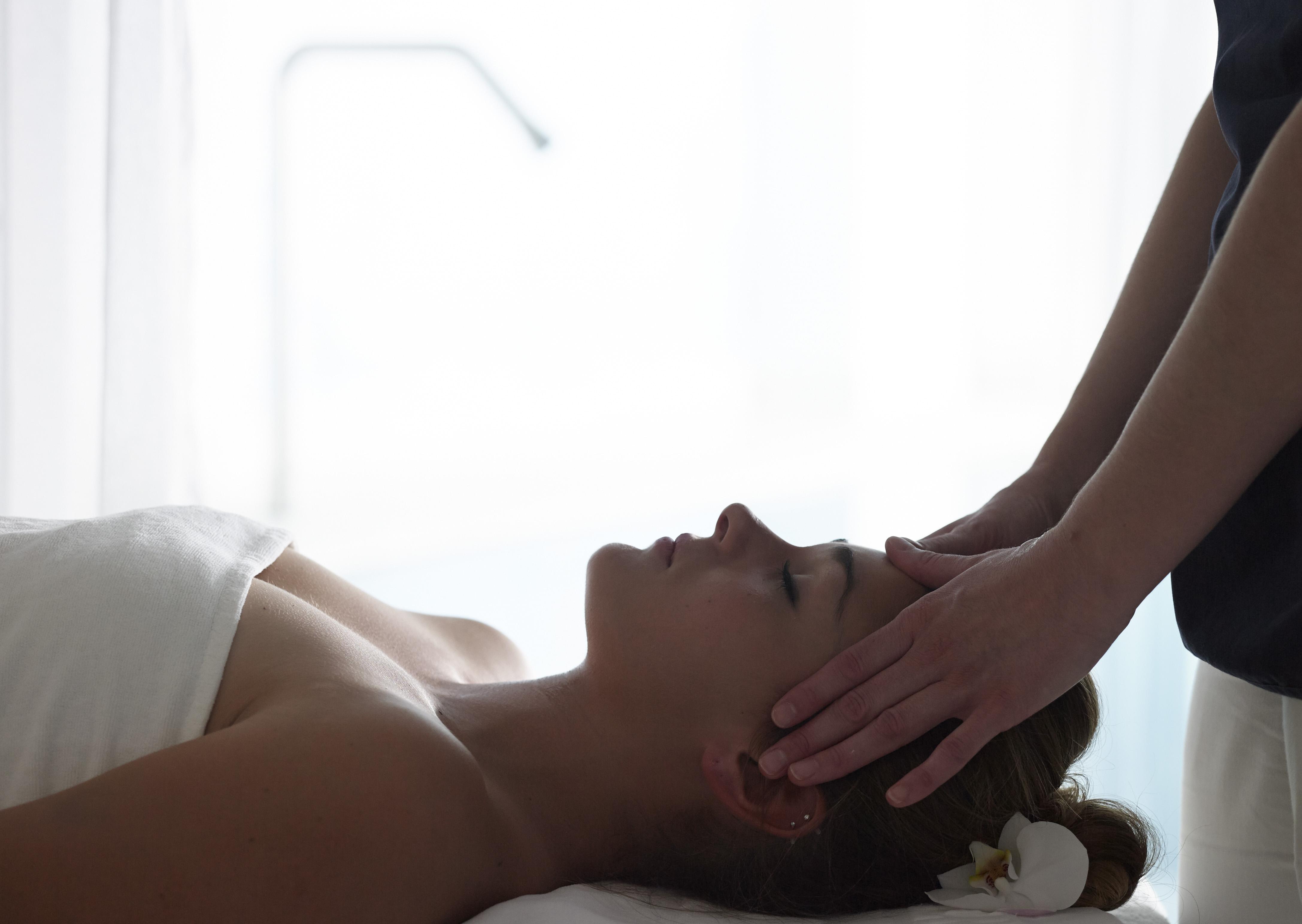 Grand Serai Congress And Spa Joánina Kültér fotó A woman receiving a head massage
