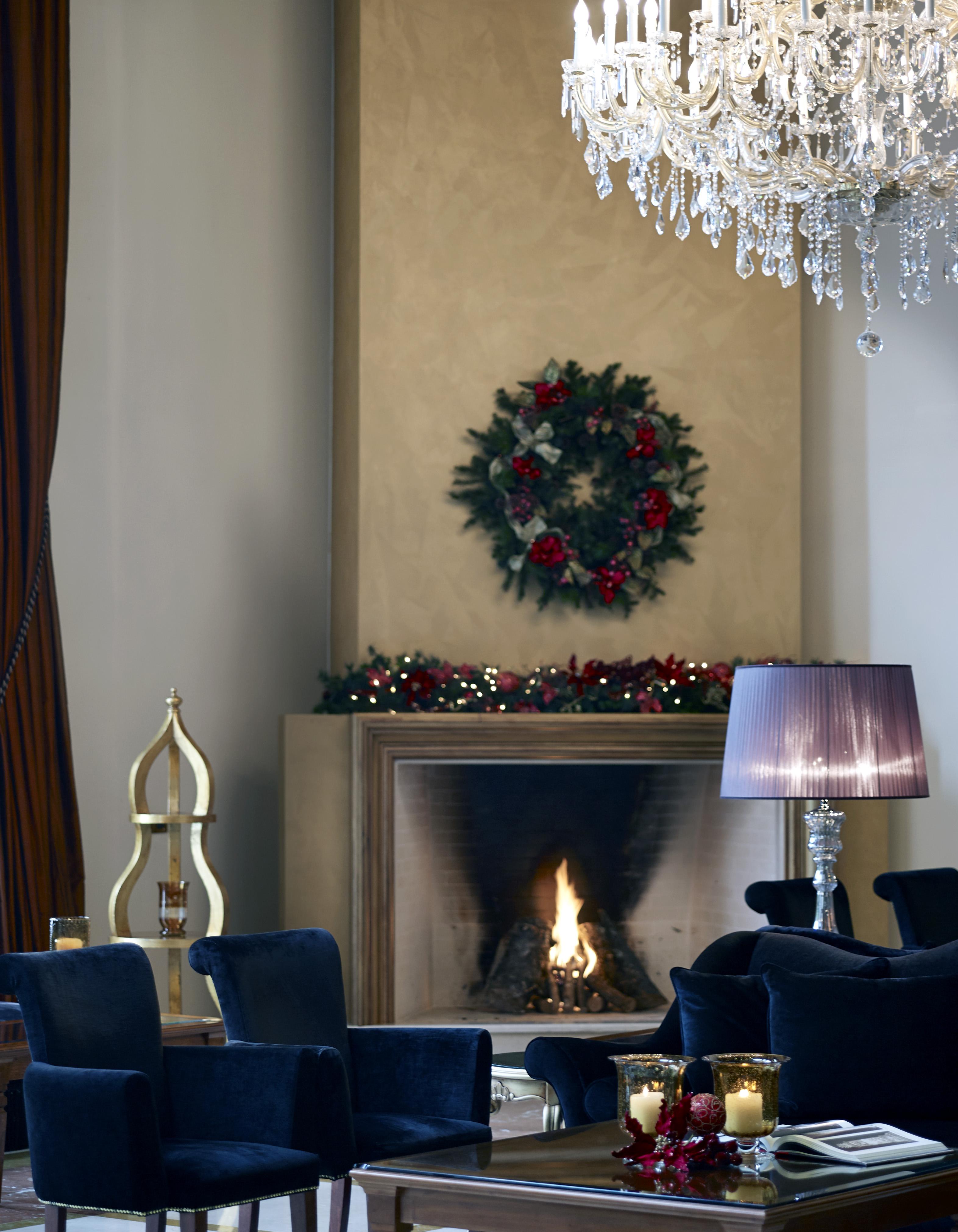 Grand Serai Congress And Spa Joánina Kültér fotó A fireplace decorated for Christmas