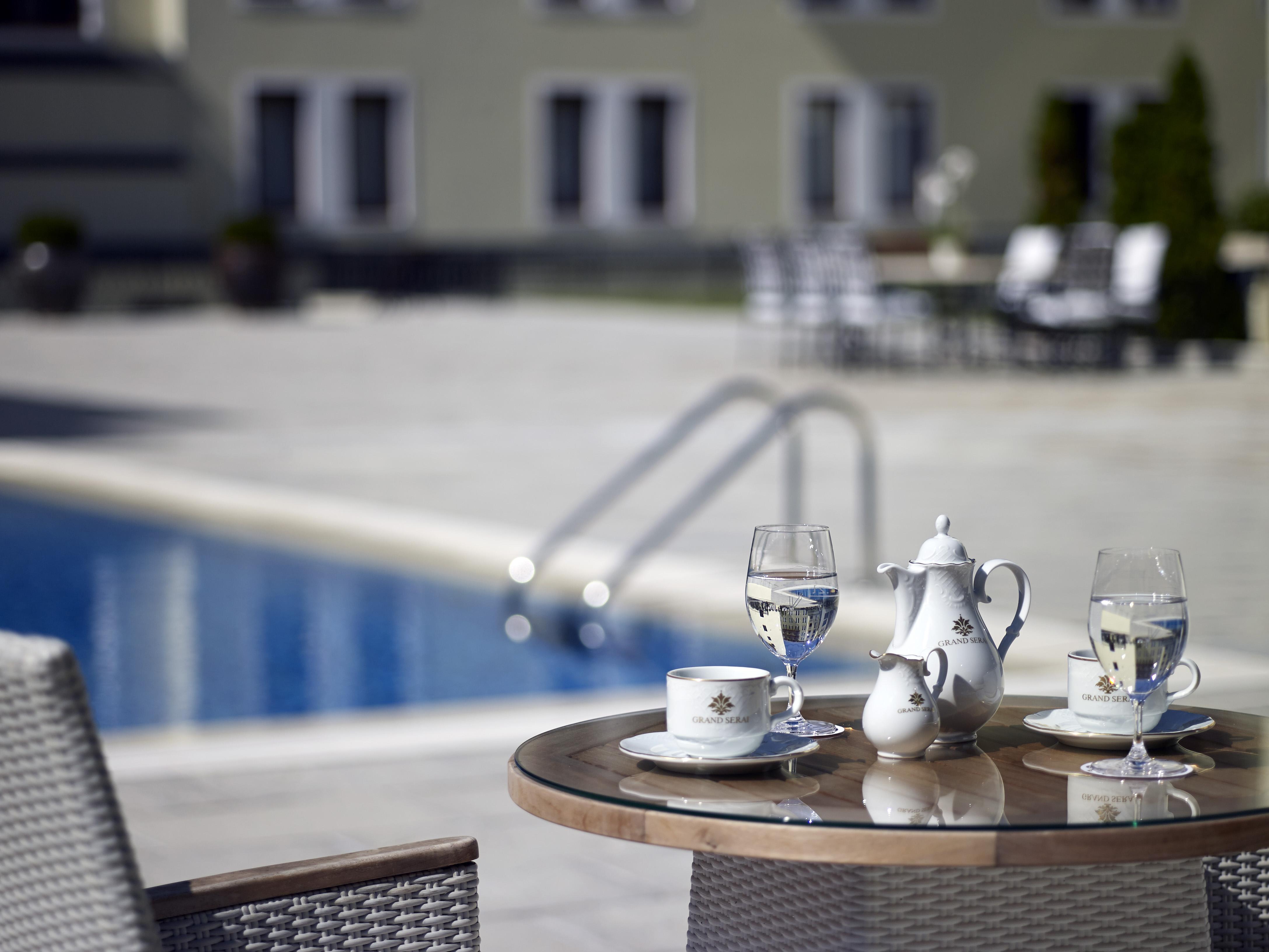 Grand Serai Congress And Spa Joánina Kültér fotó The swimming pool at the hotel
