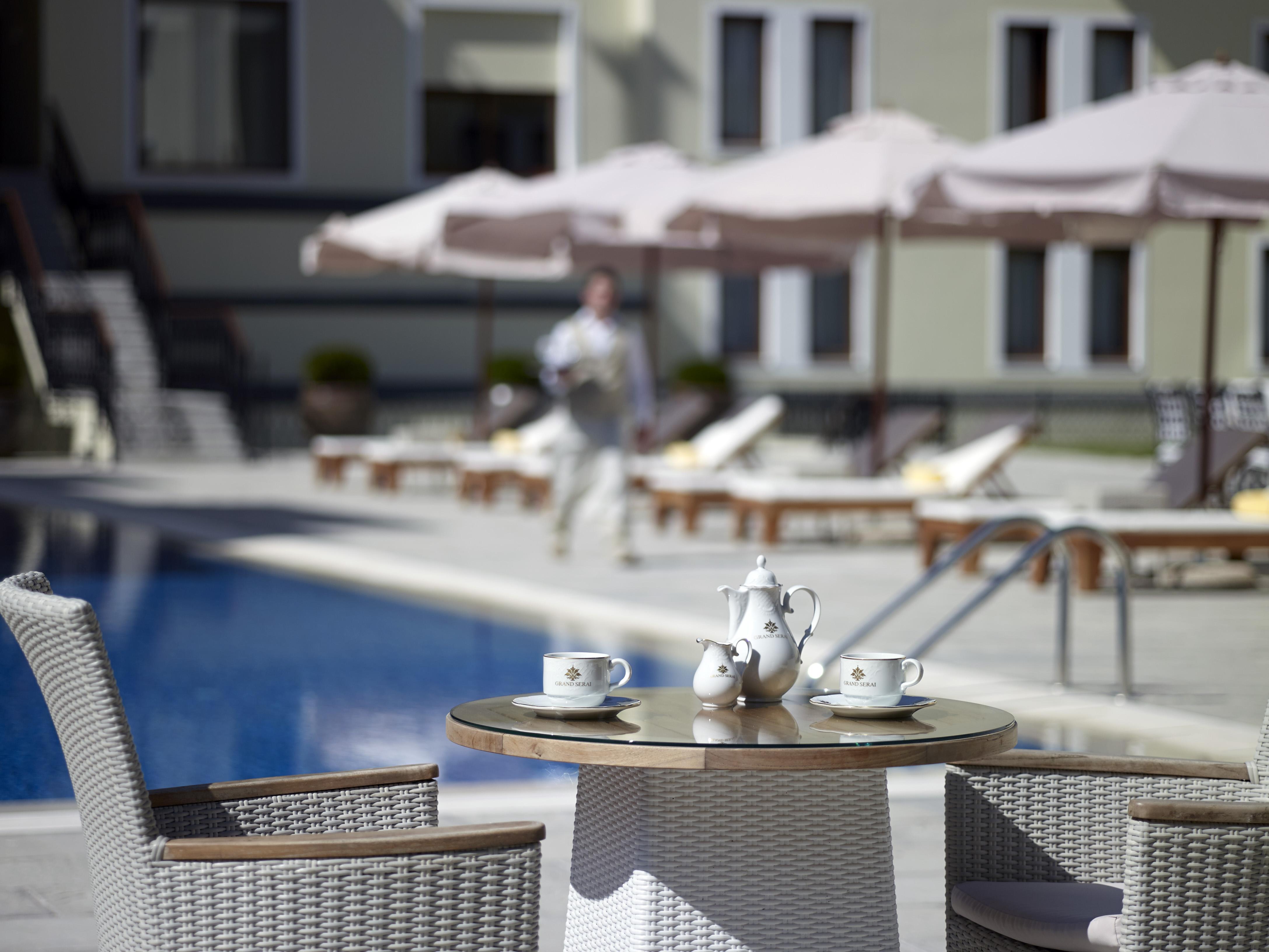 Grand Serai Congress And Spa Joánina Kültér fotó The swimming pool at the hotel