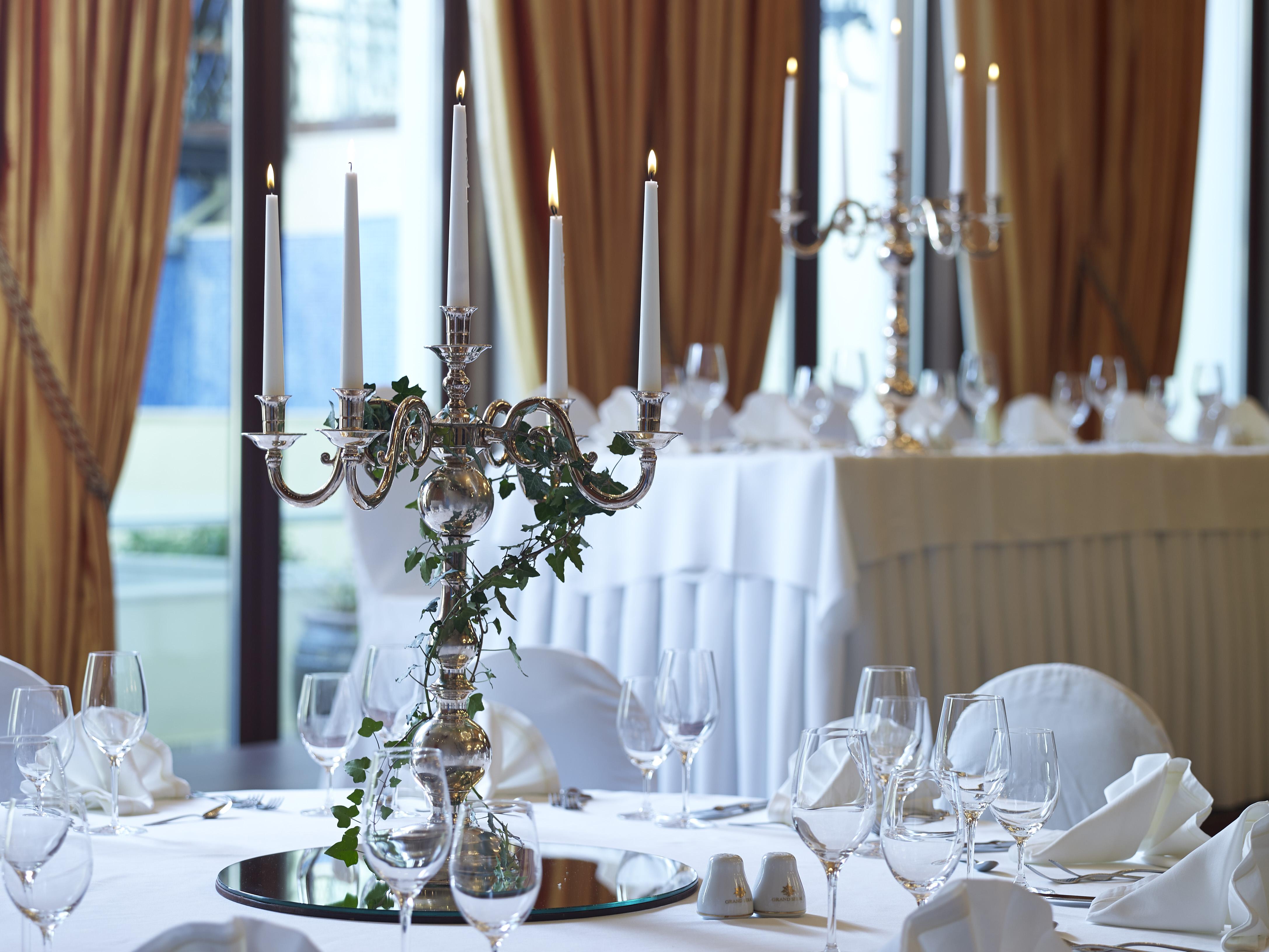 Grand Serai Congress And Spa Joánina Kültér fotó A candelabra on a table