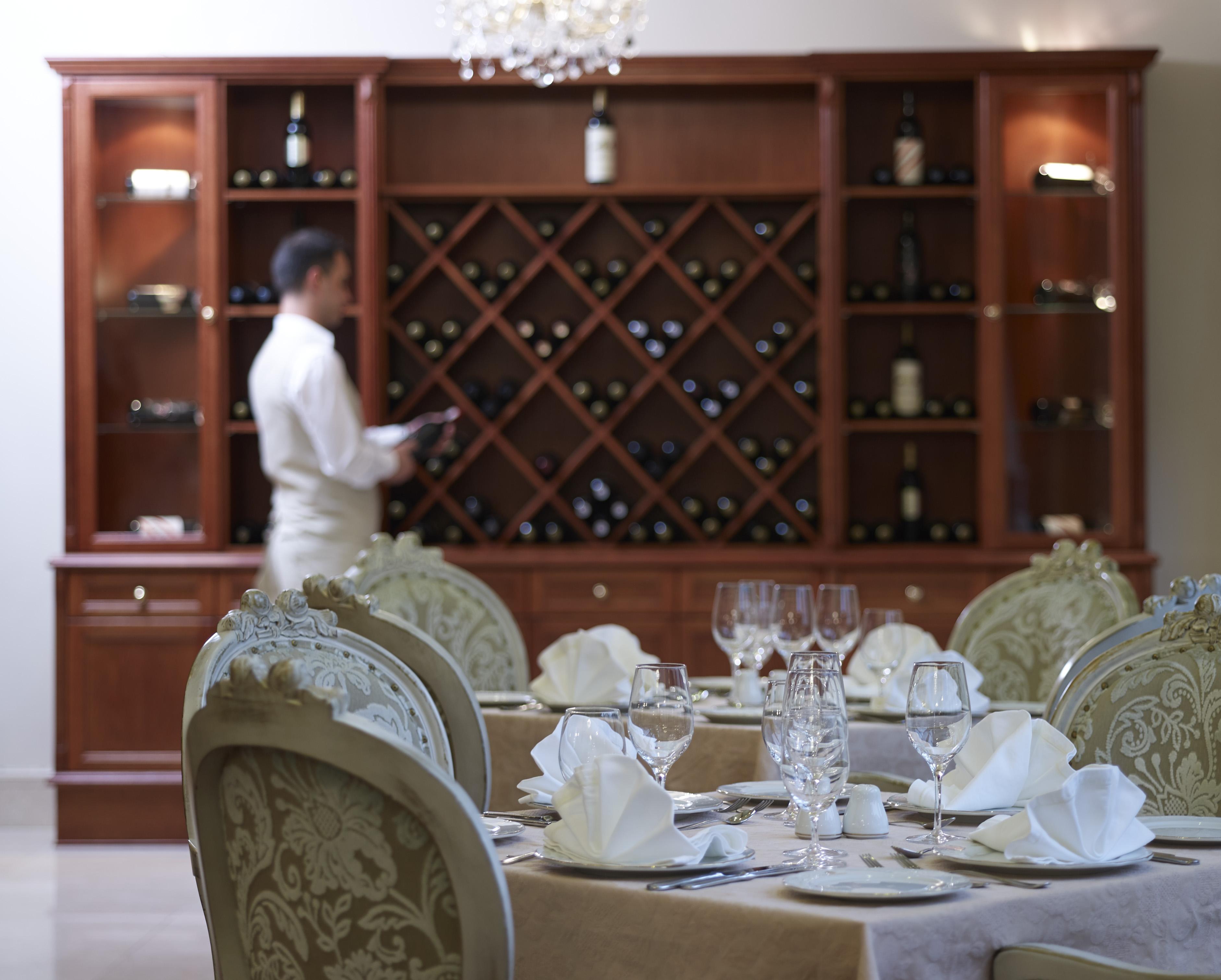 Grand Serai Congress And Spa Joánina Kültér fotó A wine rack