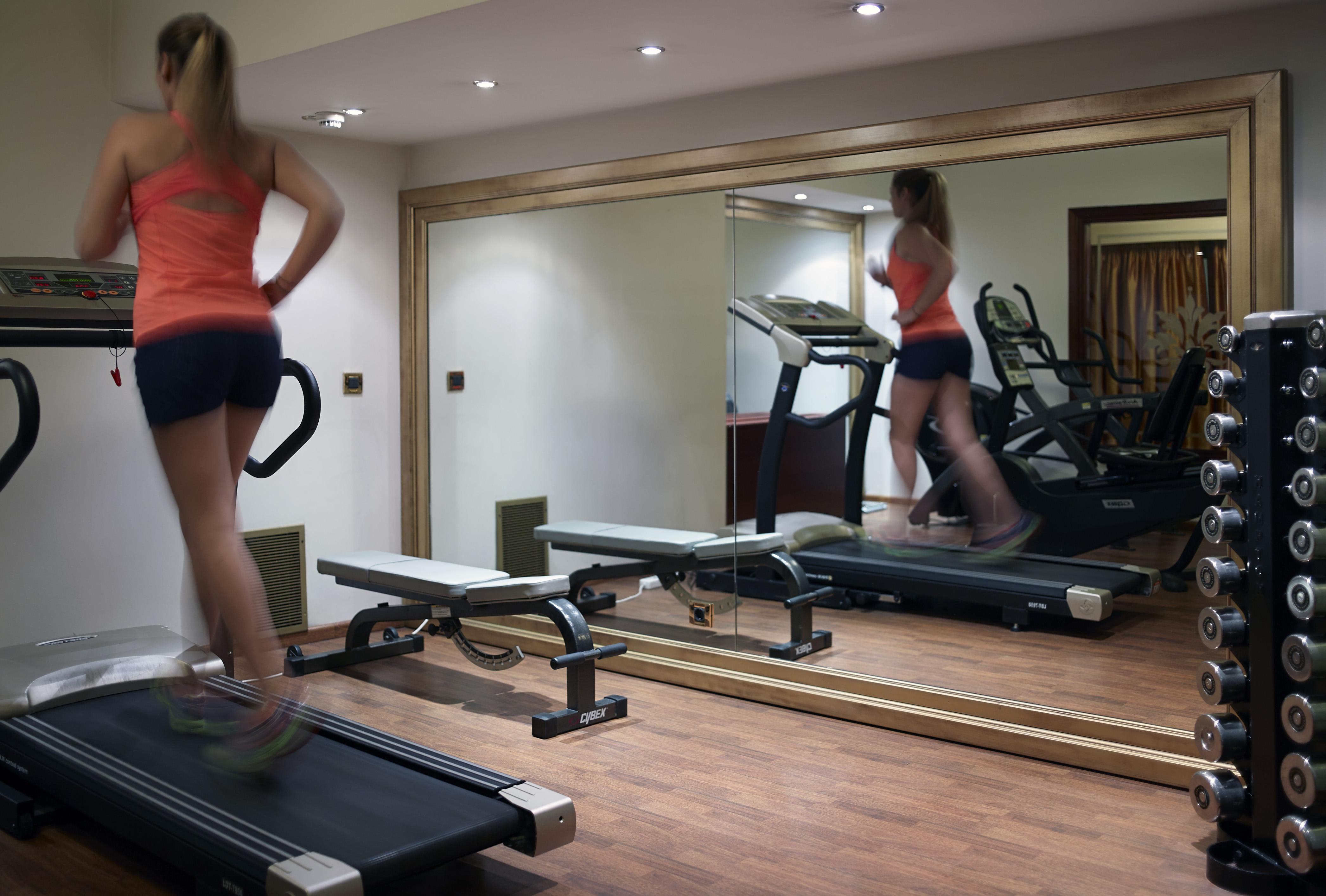 Grand Serai Congress And Spa Joánina Kültér fotó A woman exercising on a treadmill