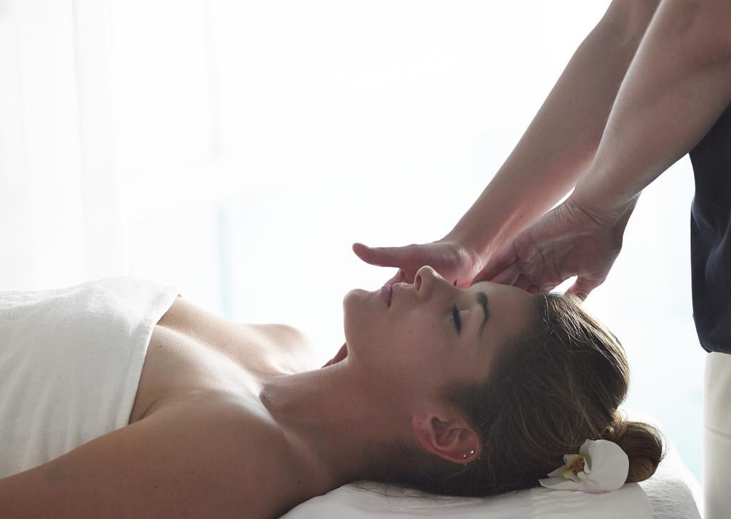 Grand Serai Congress And Spa Joánina Kültér fotó A woman receiving a head massage